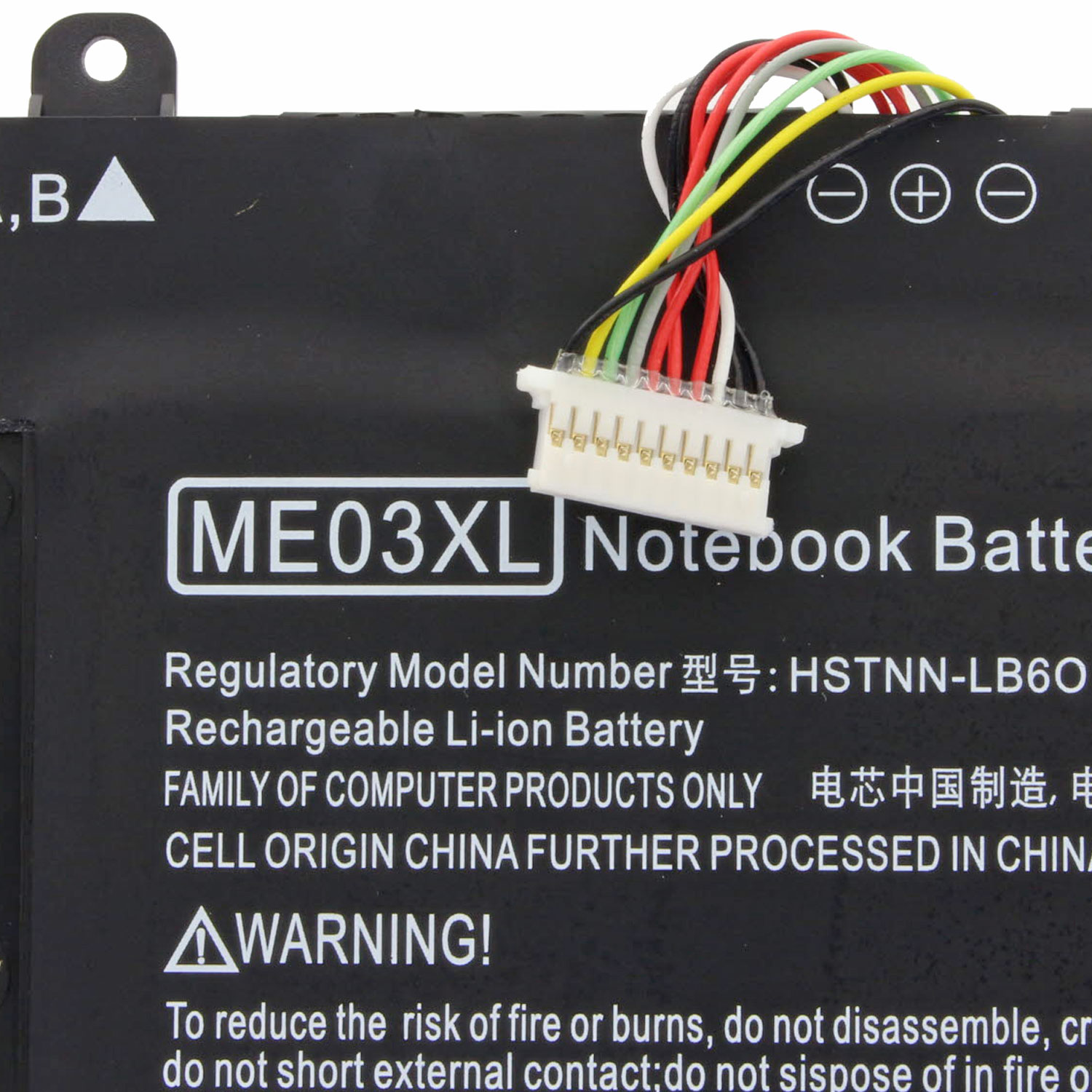Schwarzer Laptop-Akku mit Etiketten auf weißem Hintergrund. Der Akku hat einen weißen Stecker mit Drähten.