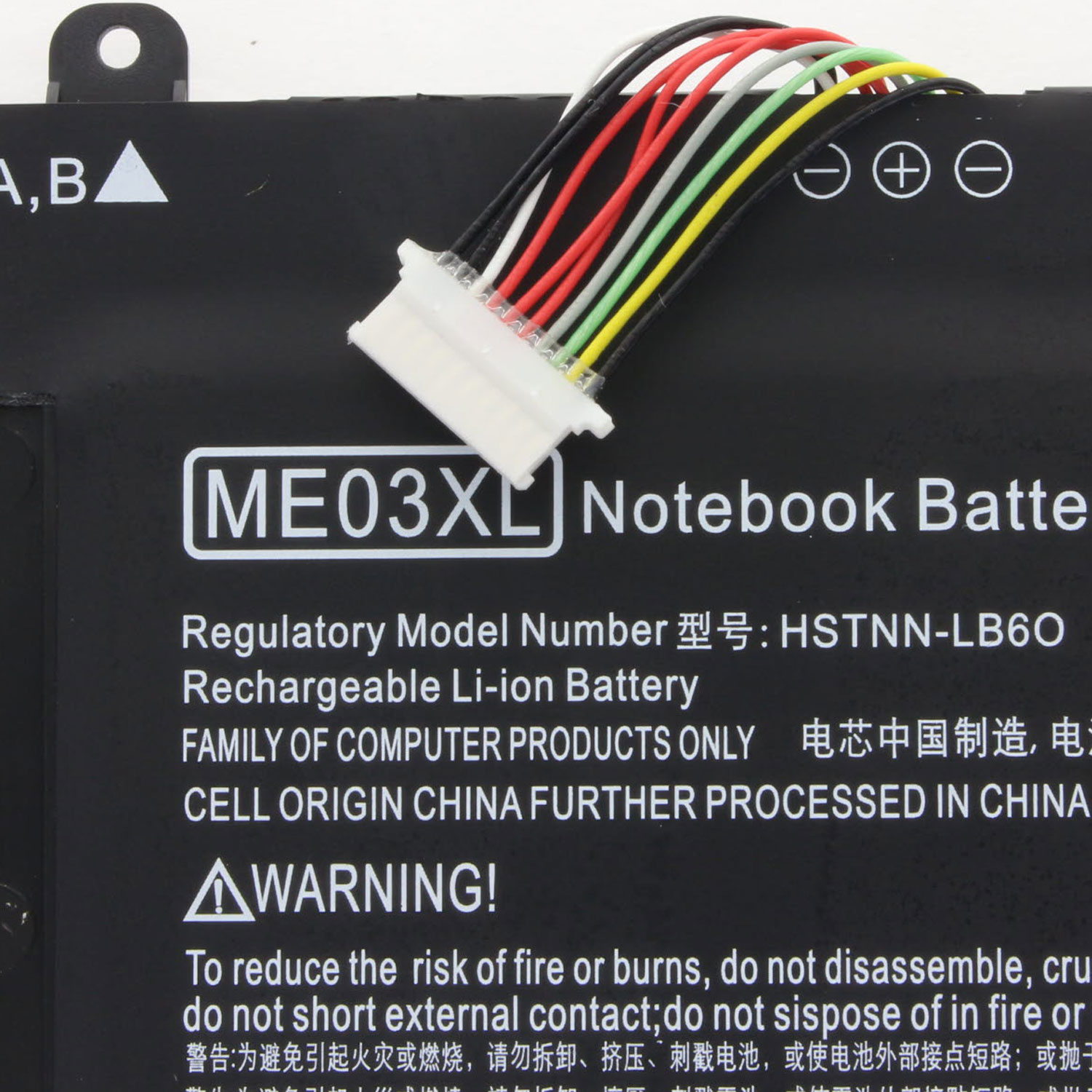 Laptop-Akku mit weißem Stecker, weißem Hintergrund und Sicherheitshinweisen.
