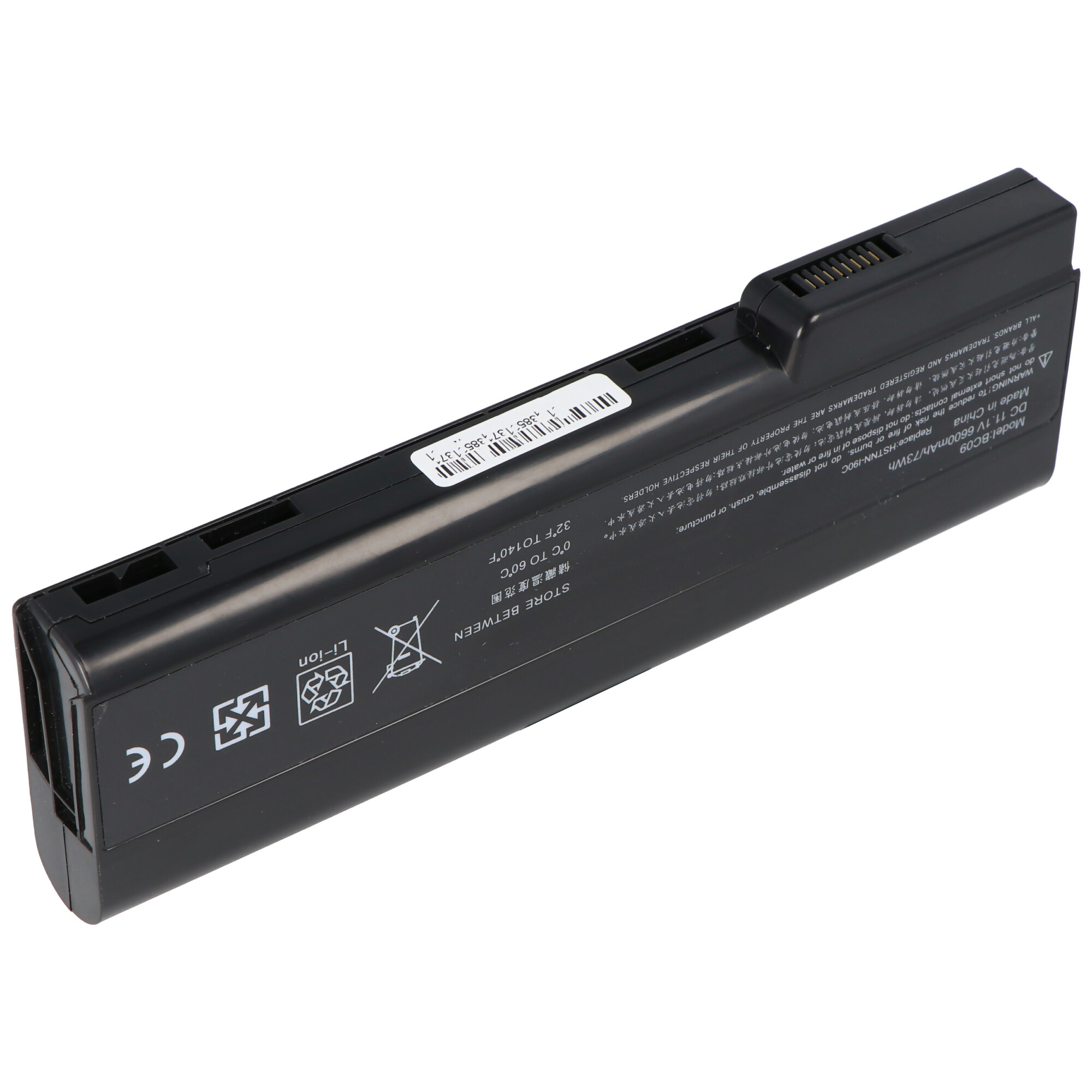 Batteria per laptop nera con etichetta e connettore. Su sfondo bianco.