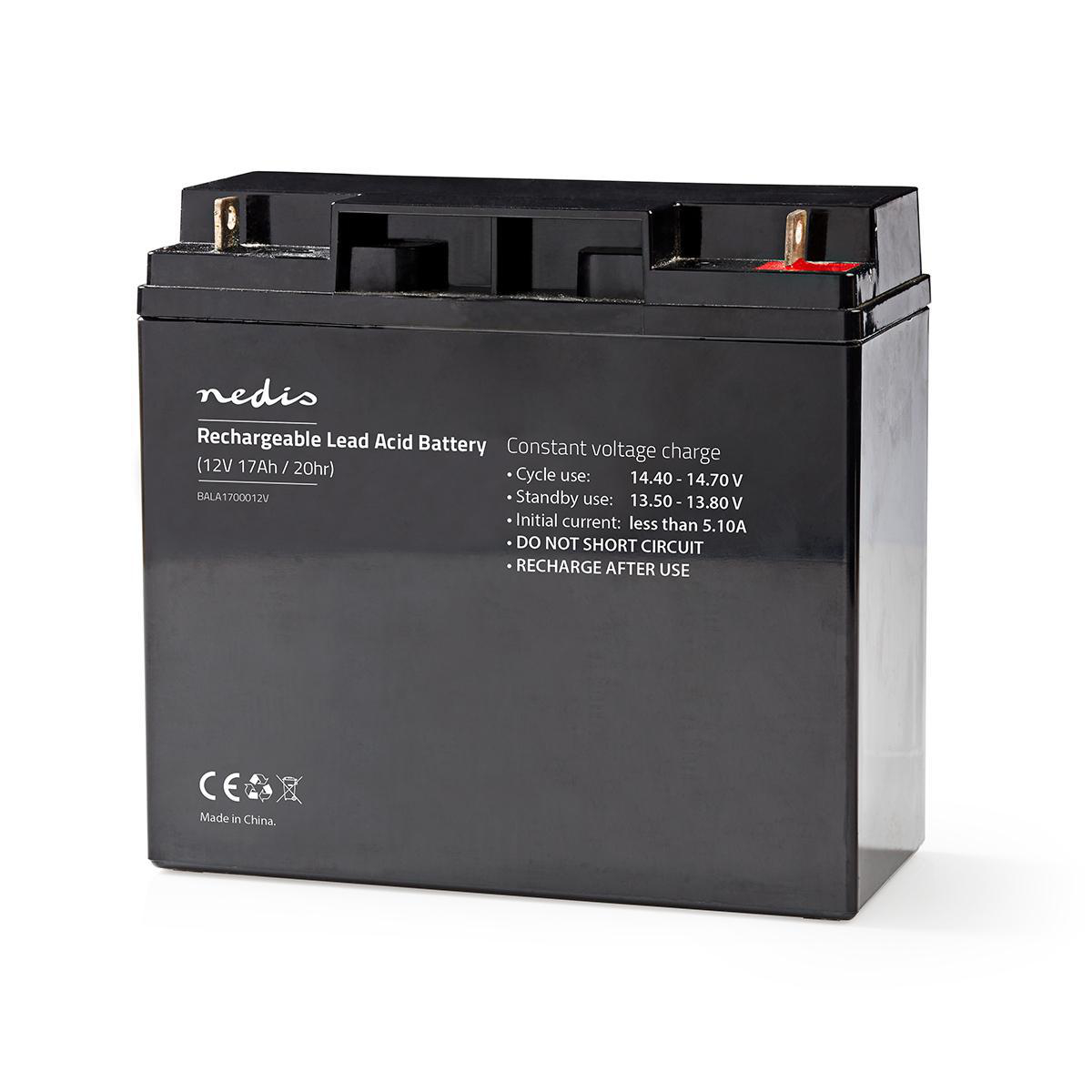 Batteria al piombo ricaricabile nera con testo sul lato. Sfondo bianco.