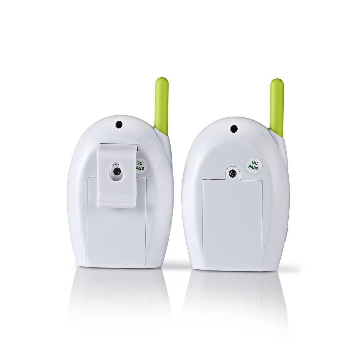 Zwei weiße Babyphone mit Antennen. Weißer Hintergrund.