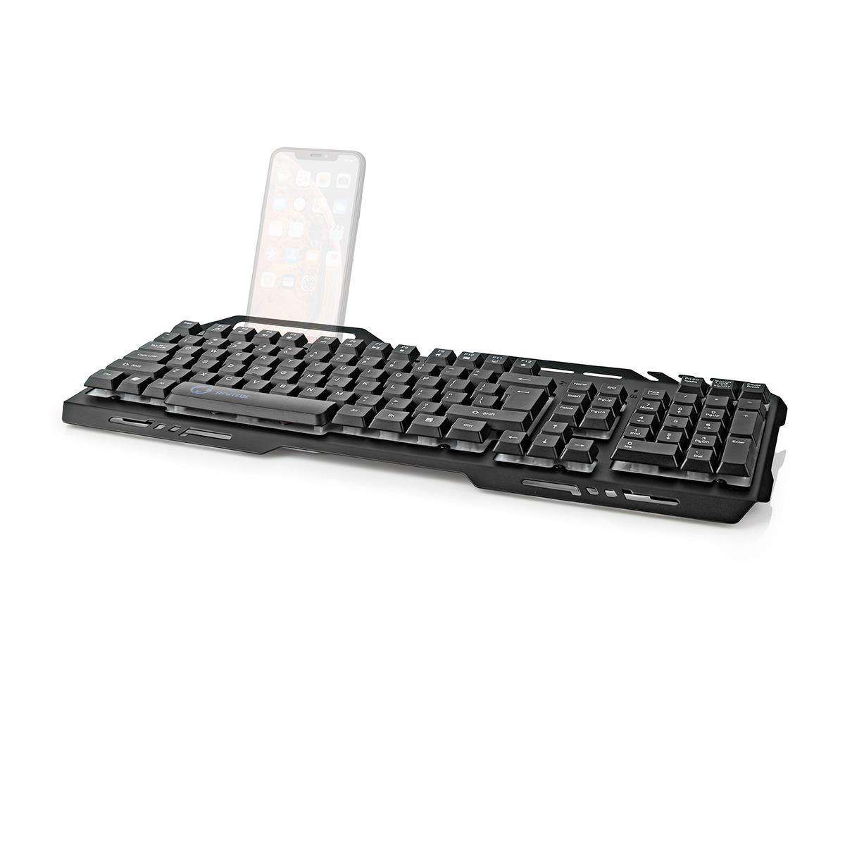 Schwarze Tastatur mit Telefon im Hintergrund. Weißer Hintergrund.