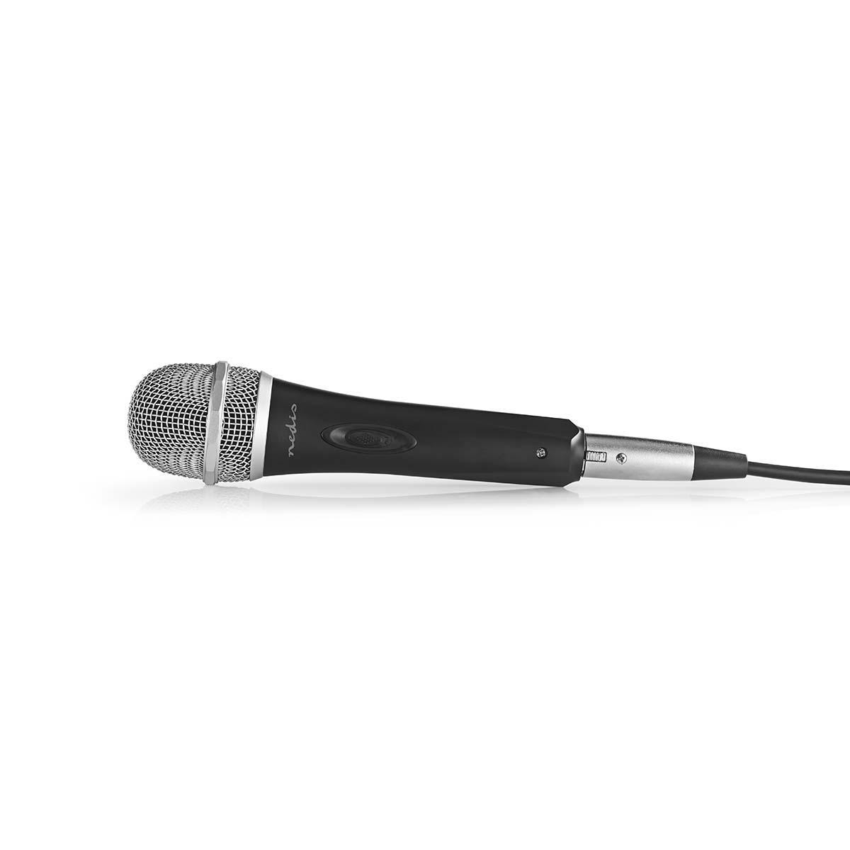 Schwarzes Mikrofon mit silbernem Mesh-Kopf und schwarzem Kabel. Auf einer weißen Oberfläche platziert.