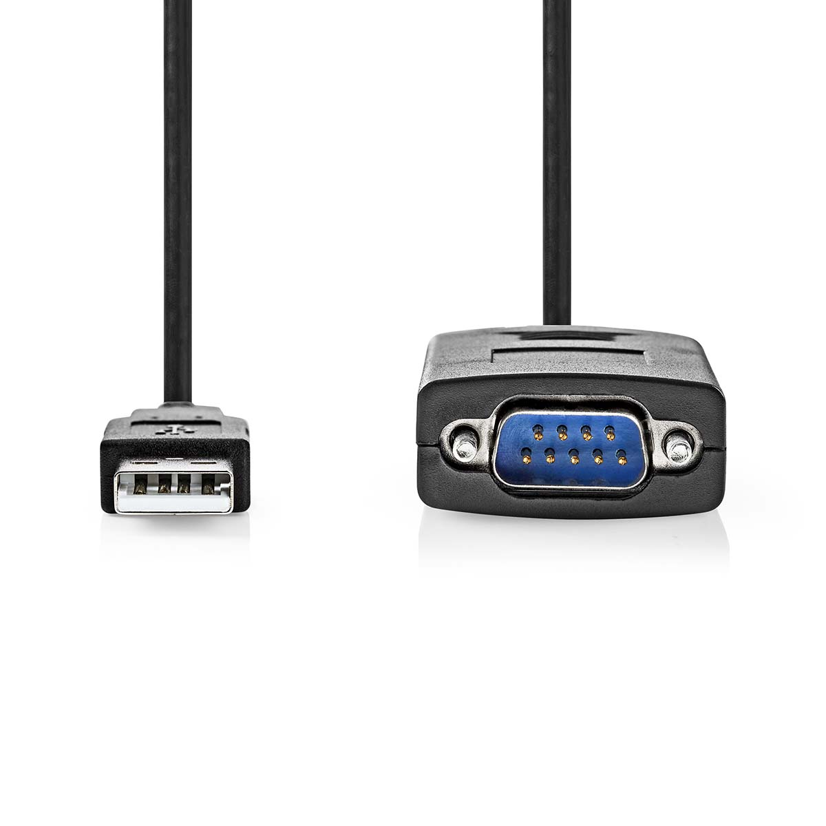 Câble adaptateur USB vers port série noir. Fond blanc.