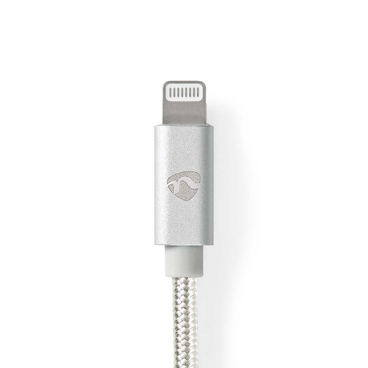 È mostrato un connettore per cavo Lightning argentato. Il cavo è intrecciato e lo sfondo è bianco.