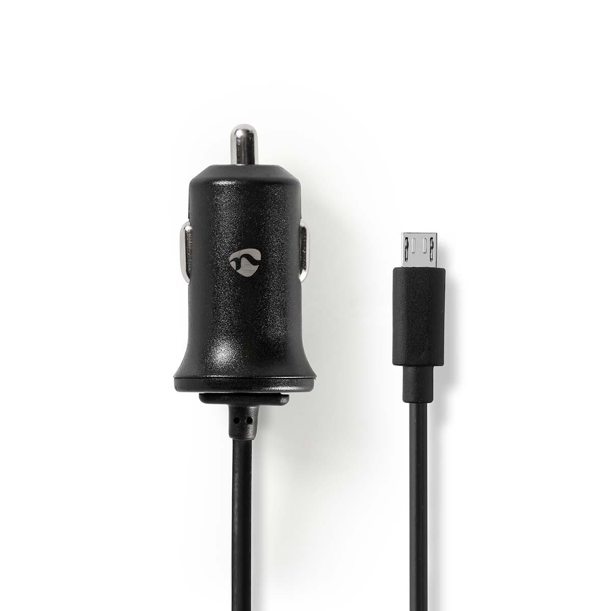 Ein schwarzes Autoladegerät mit USB-Anschluss und ein schwarzes Ladekabel. Auf weißem Hintergrund.