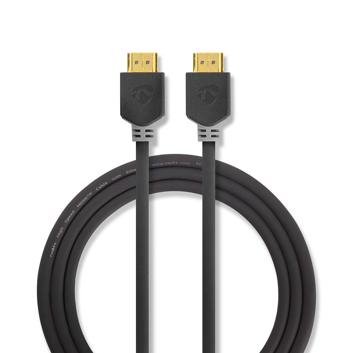 Schwarzes HDMI-Kabel mit goldenen Steckern. Ein Ende ist aufgerollt. Weißer Hintergrund.