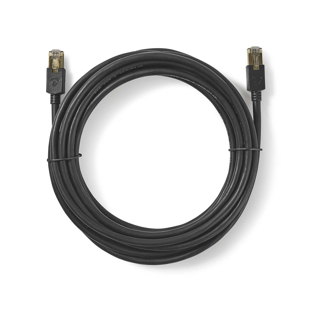 Ein schwarzes Ethernet-Kabel mit goldfarbenen Steckern auf weißem Hintergrund.