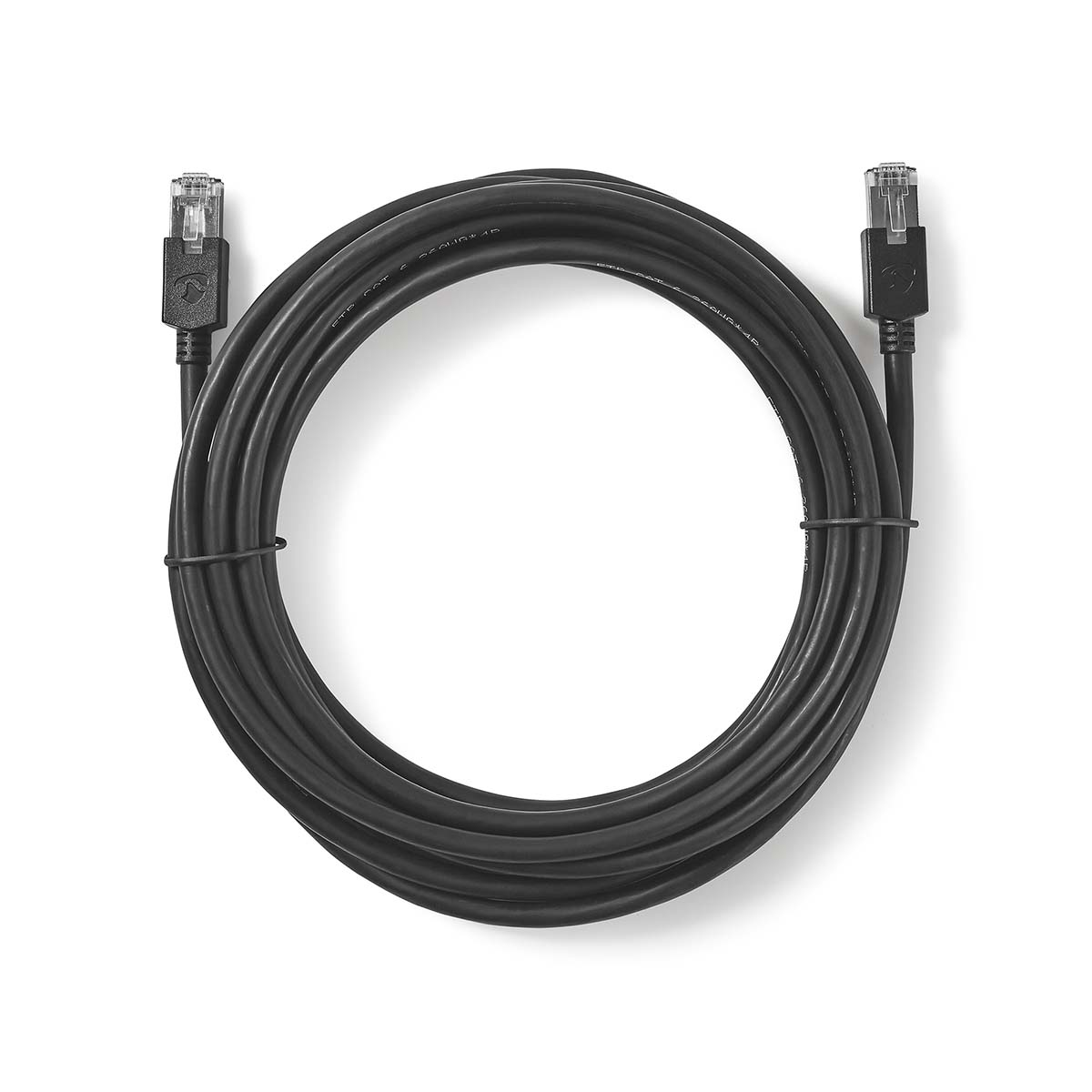 Ein schwarzes Ethernet-Kabel mit zwei Steckern. Das Kabel ist auf einer weißen Oberfläche aufgerollt.
