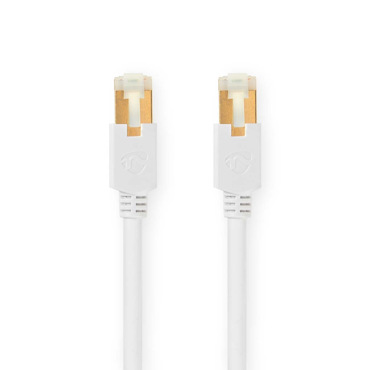 Zwei weiße Ethernet-Kabel mit goldenen Steckern. Weißer Hintergrund.