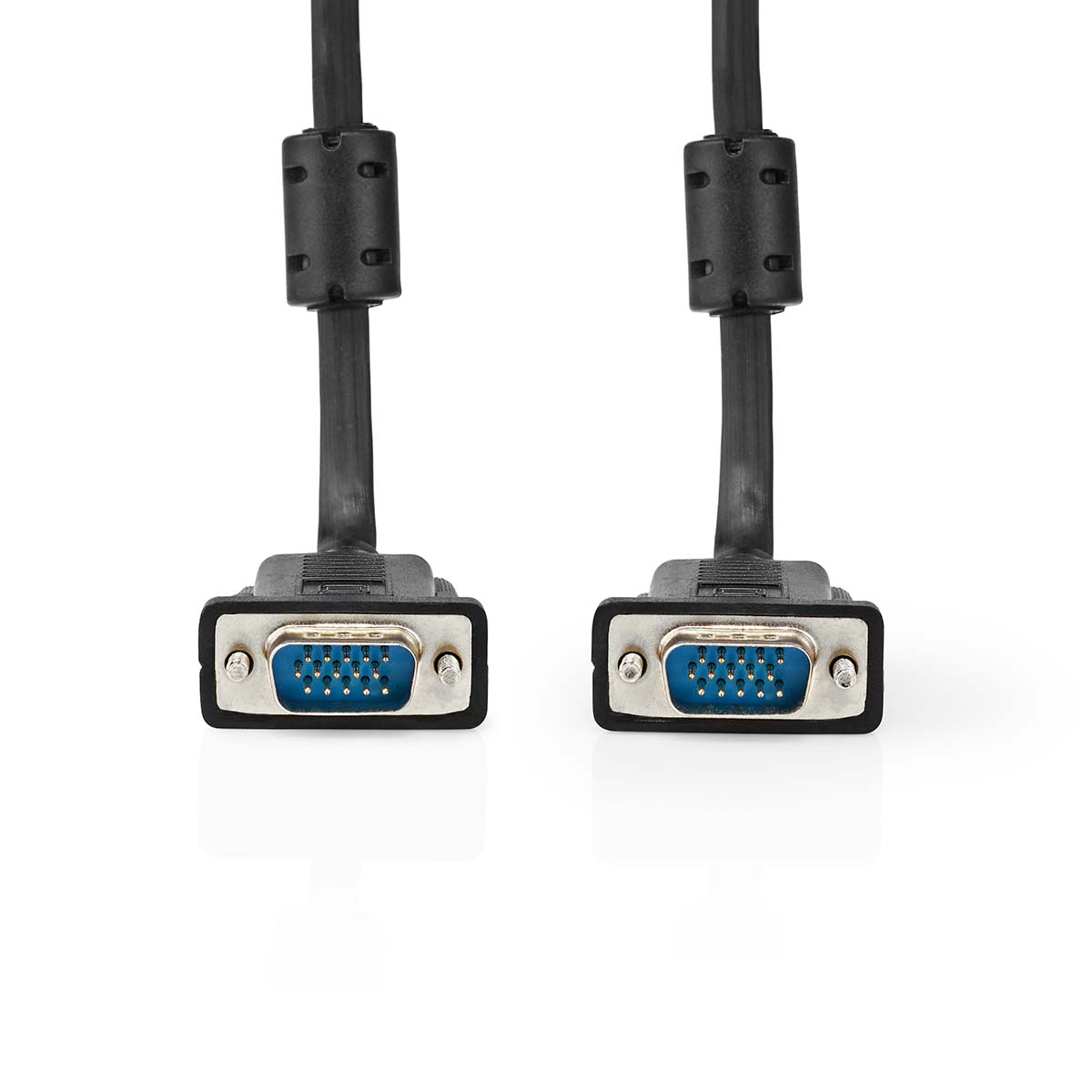 Zwei schwarze VGA-Kabel mit blauen Steckern auf weißem Hintergrund.