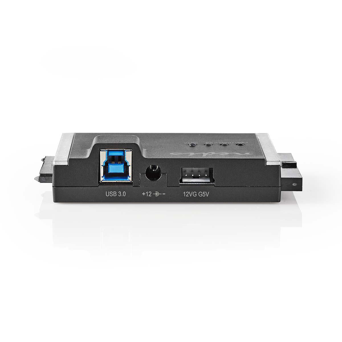 Adattatore USB 3.0 e di alimentazione nero. Ha porte USB e di alimentazione, su una superficie bianca.