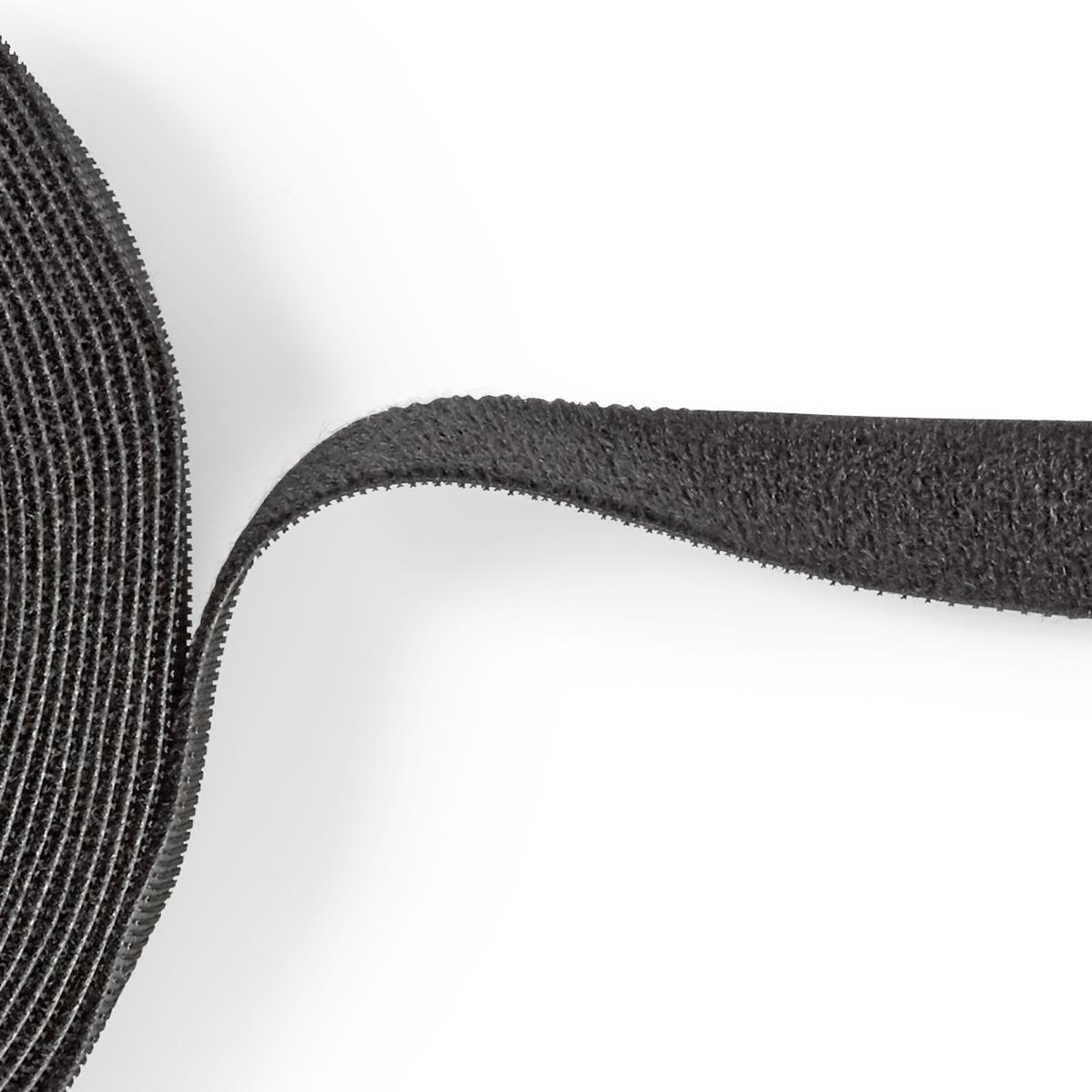 Schwarzes Klettband, aufgerollt, auf weißem Hintergrund.
