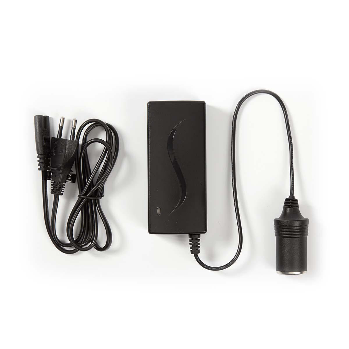 Schwarzes AC-Netzteil mit mehreren Kabeln. Inklusive Stecker, Haupteinheit und Autoladeanschluss.