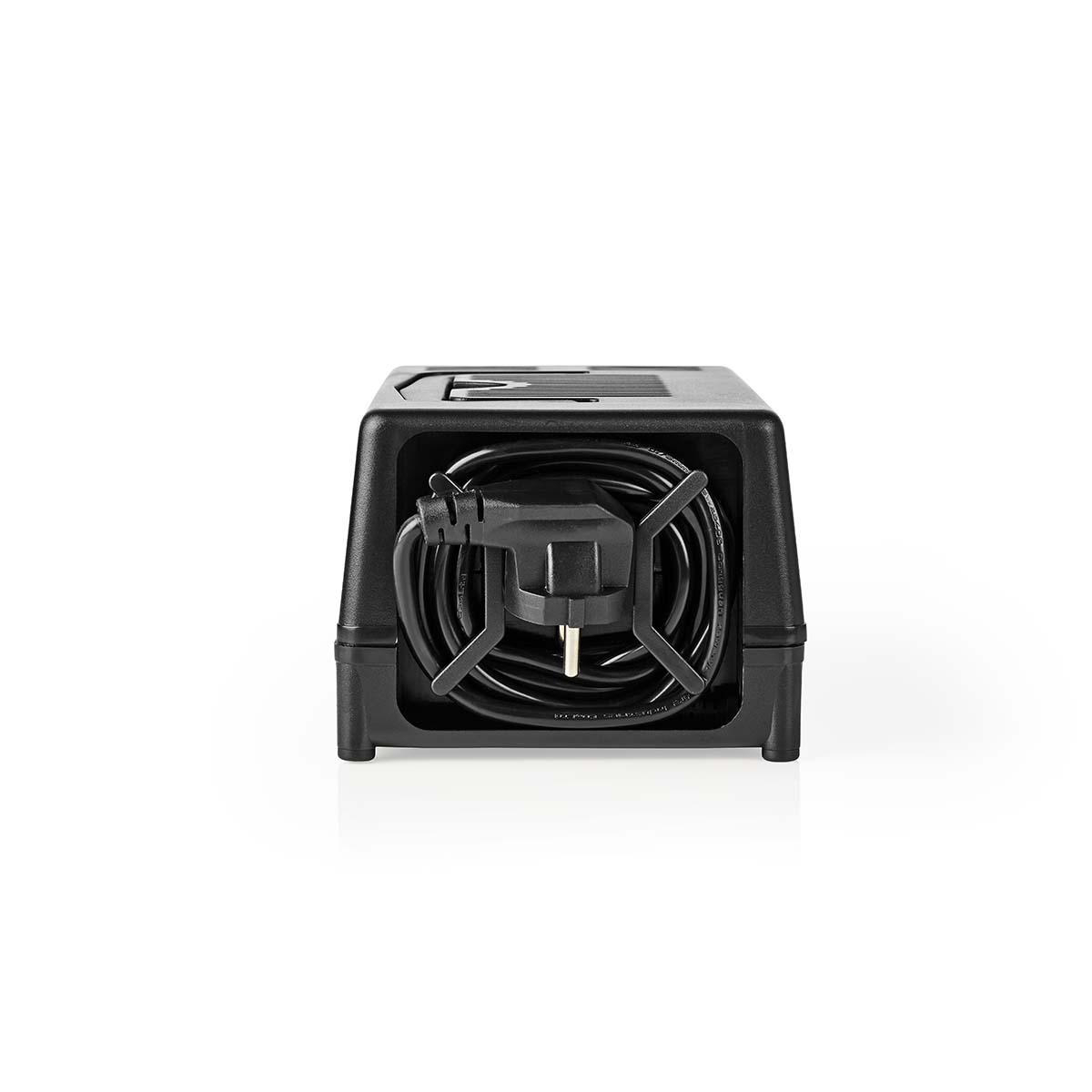 Zwarte ventilator met zwart netsnoer opgerold tegen witte achtergrond.