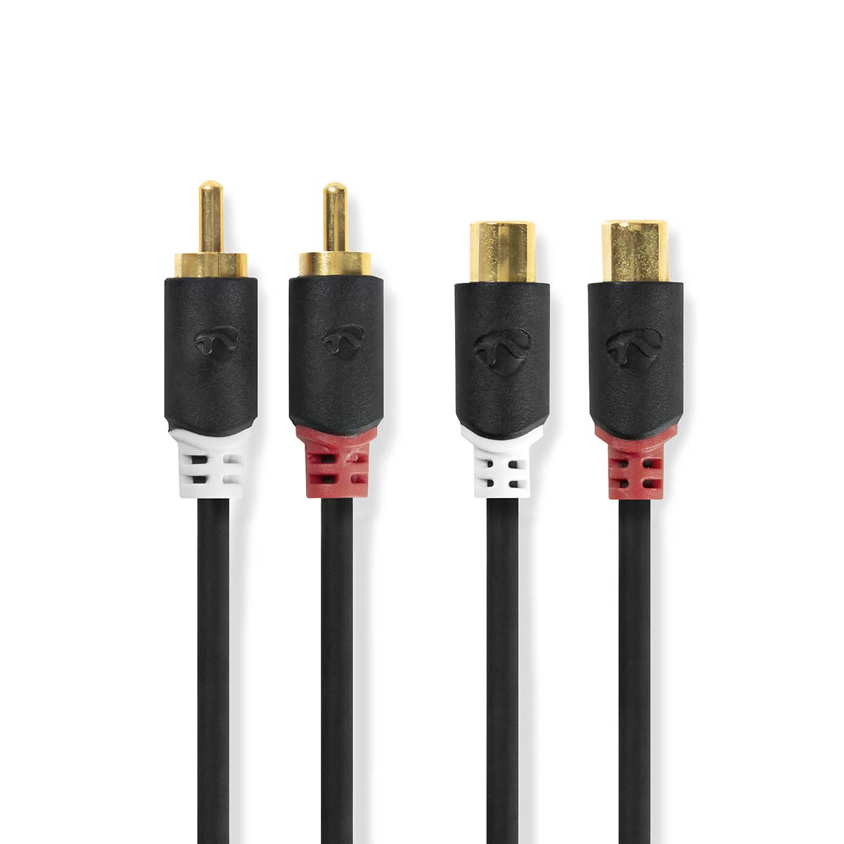 Vier audiokabels, zwart met gouden connectoren, op een witte achtergrond.