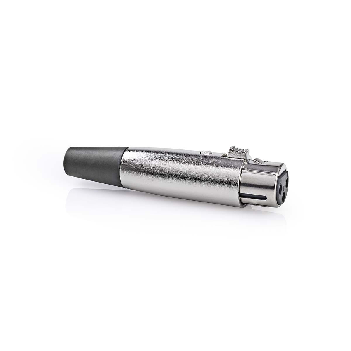 Zilveren XLR-connector. Beschikt over een zwart uiteinde en een vergrendelingsmechanisme. Witte achtergrond.