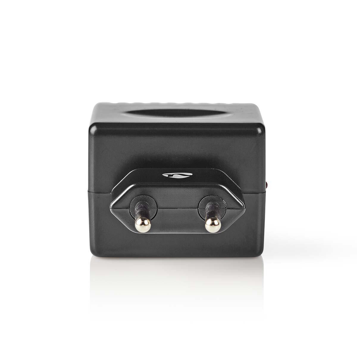 Schwarzer europäischer Netzadapter mit zwei Pins auf weißem Hintergrund.