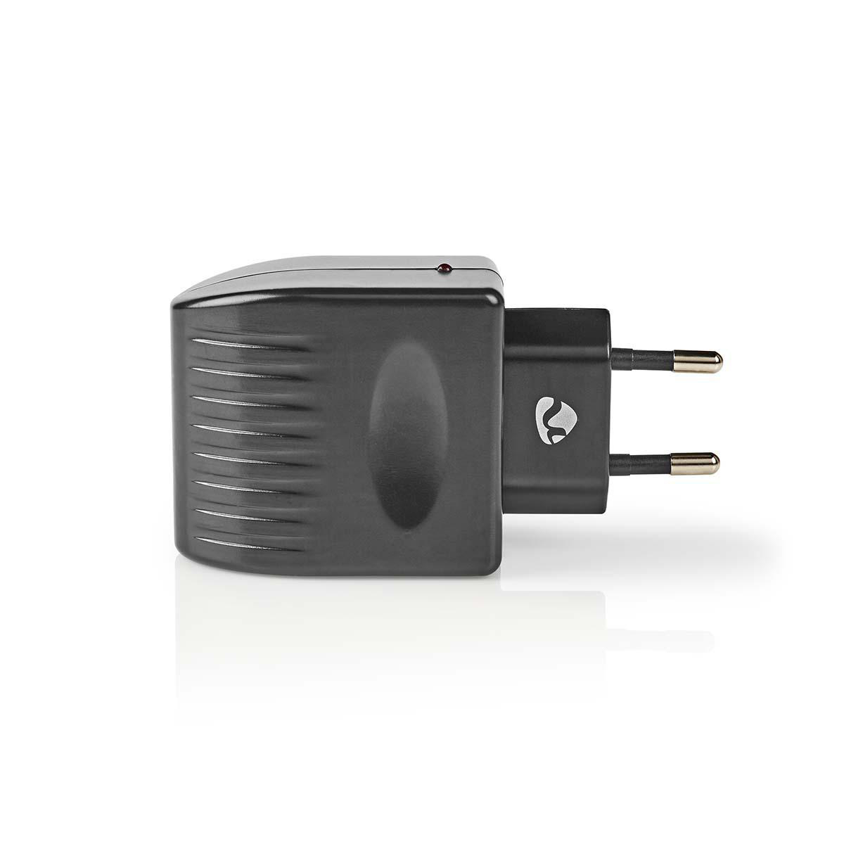 Schwarzer Steckeradapter mit zwei Stiften. Er befindet sich auf einer weißen Oberfläche.