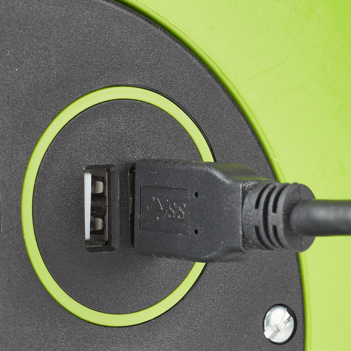 Primo piano di una porta USB nera con un cavo USB collegato, con sfondo verde e nero.