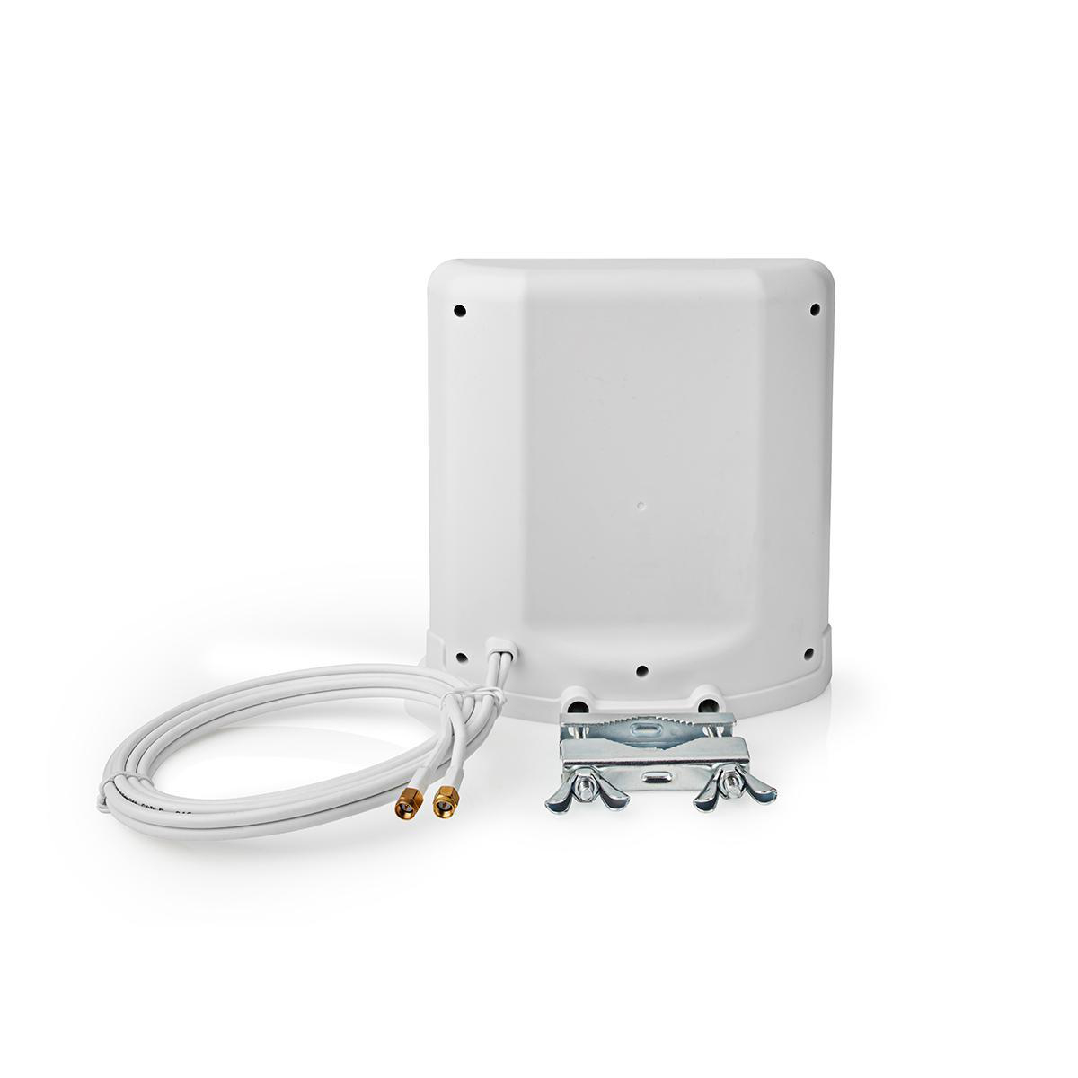 Een witte antenne met een montagebeugel en een witte kabel. Witte achtergrond.
