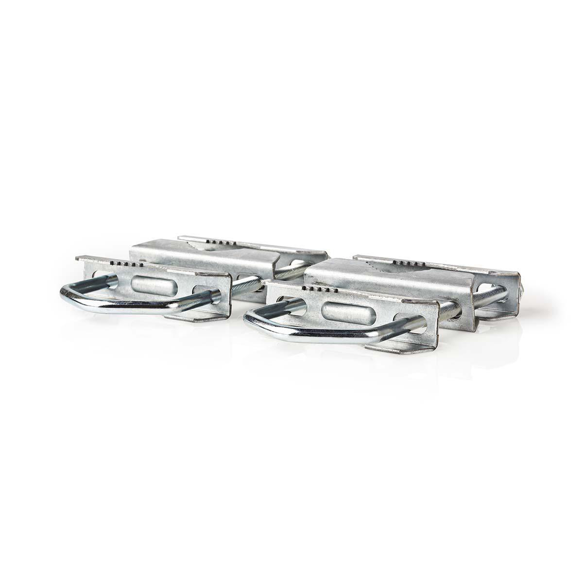 Metallische silberne Clips. Weißer Hintergrund. Vier Clips sichtbar.