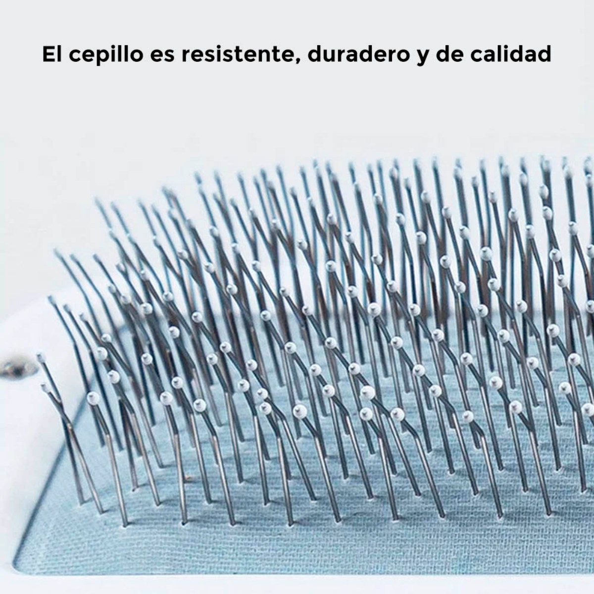 Primer plano de un cepillo azul con cerdas metálicas. El cepillo es resistente y de calidad.