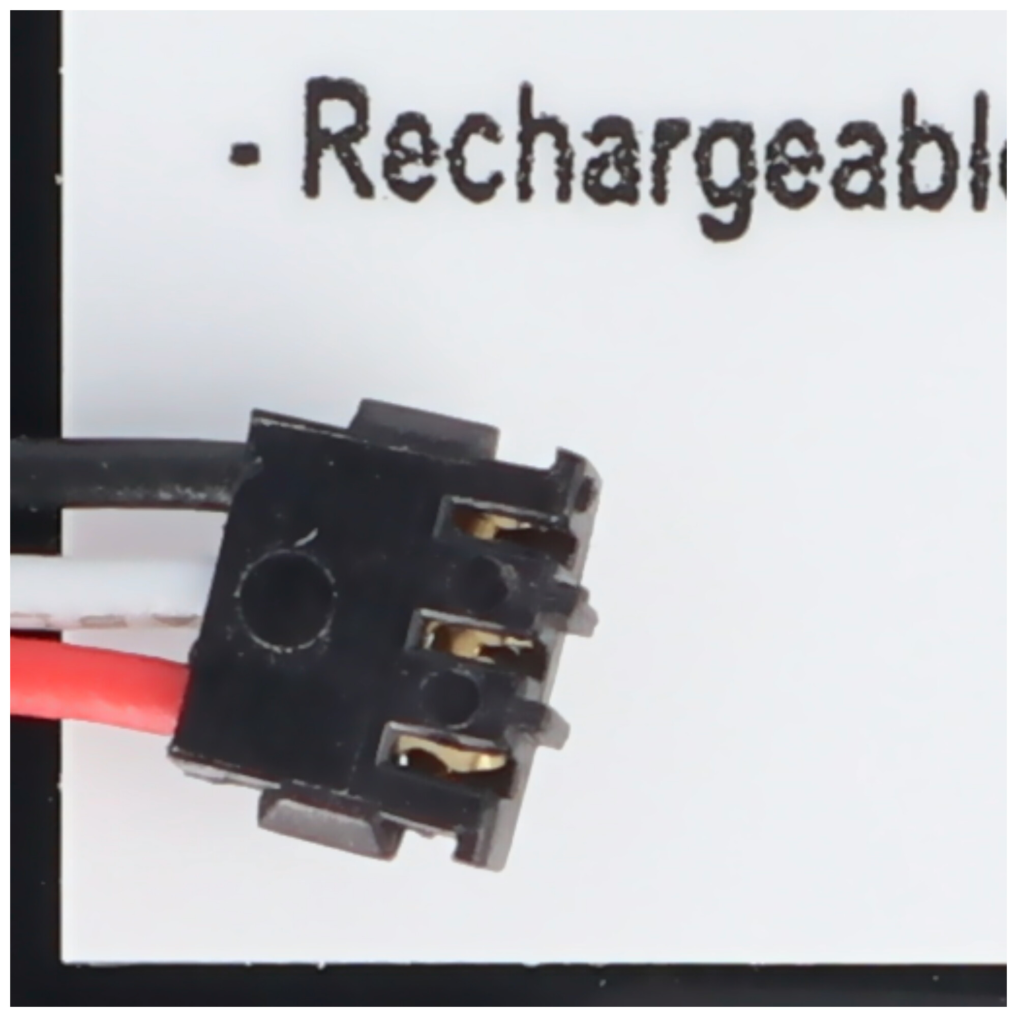 Ein schwarzer Stecker mit roten, weißen und schwarzen Drähten. Der Text oben lautet 'Rechargeable'.