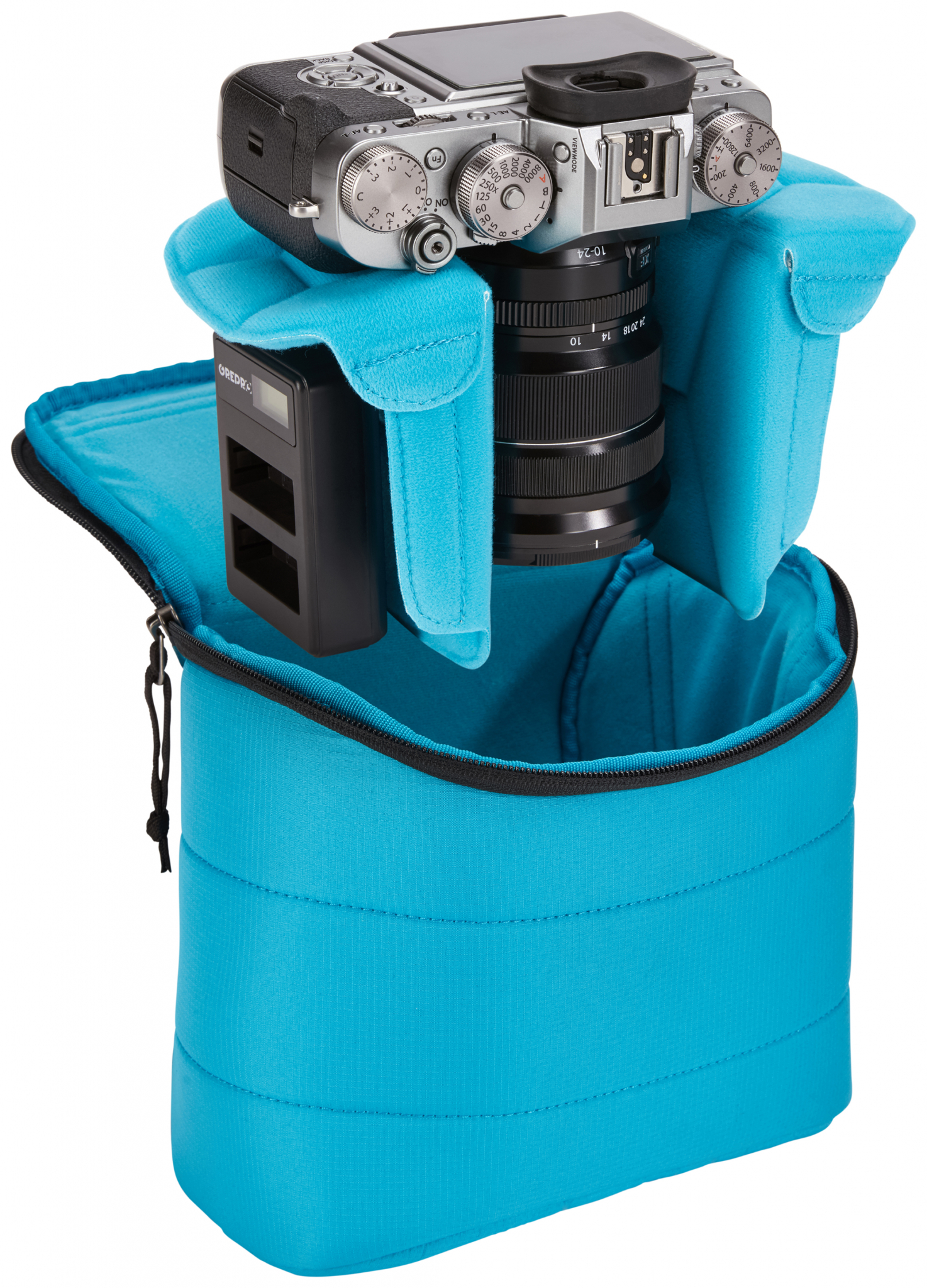 Kamera in einer offenen blauen Tasche. Ein Ladegerät ist innen. Weißer Hintergrund.