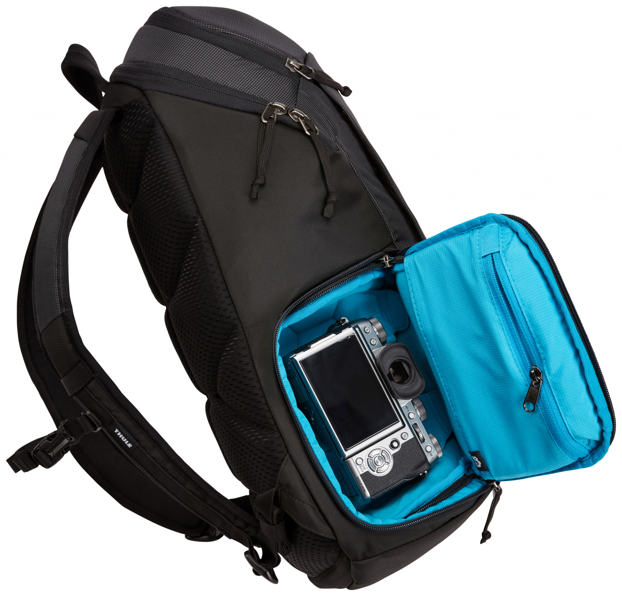 Schwarzer Rucksack mit Kamera im offenen Fach. Blaues Innere sichtbar.