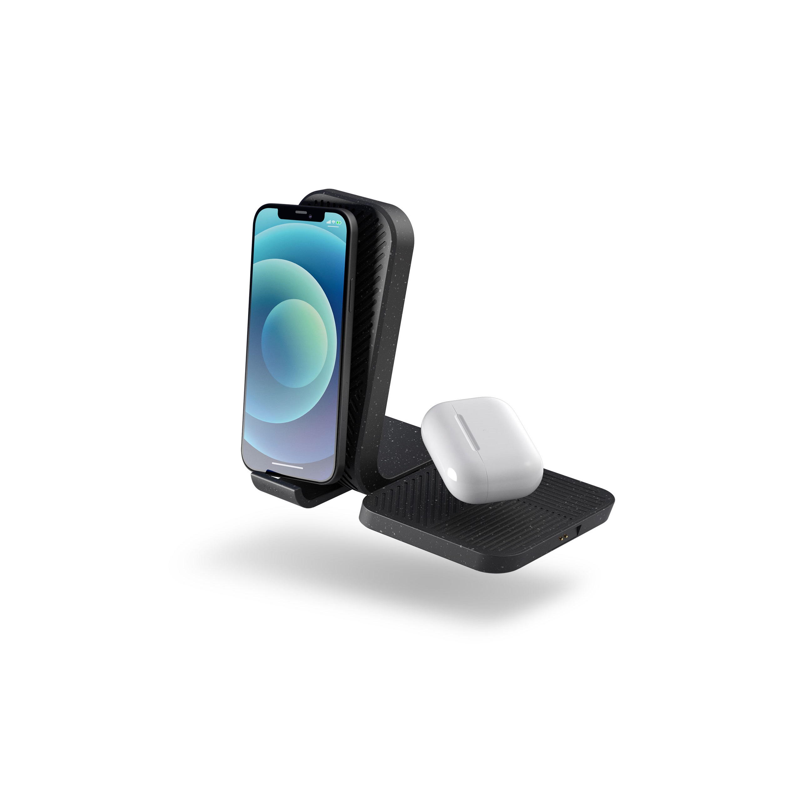 Schwarze Ladestation mit iPhone und AirPods. Das iPhone zeigt eine blaue Oberfläche an.