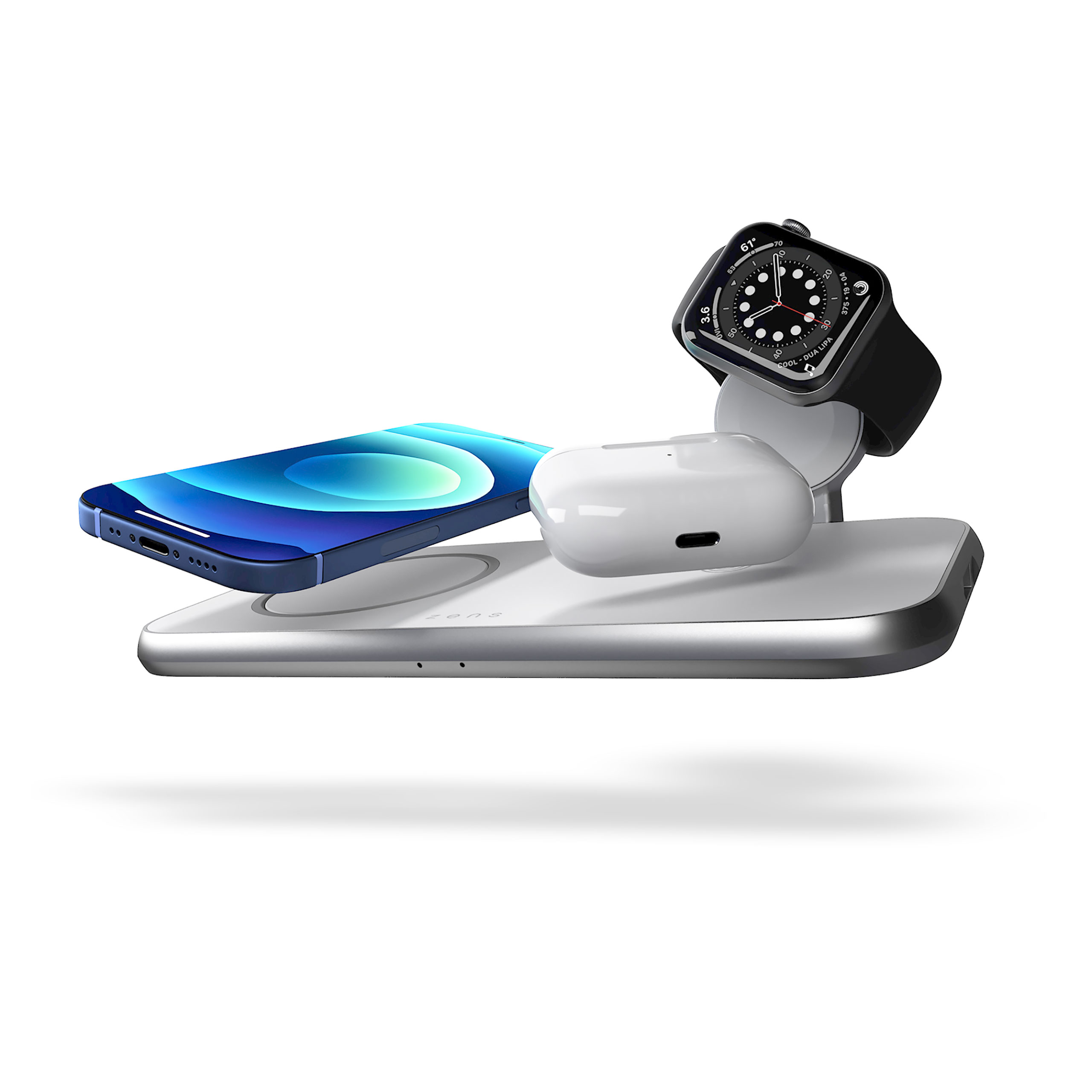 Kabelloses Ladegerät mit iPhone, Apple Watch und AirPods. Das Ladegerät ist silberfarben. Die Artikel sind auf weißem Hintergrund.