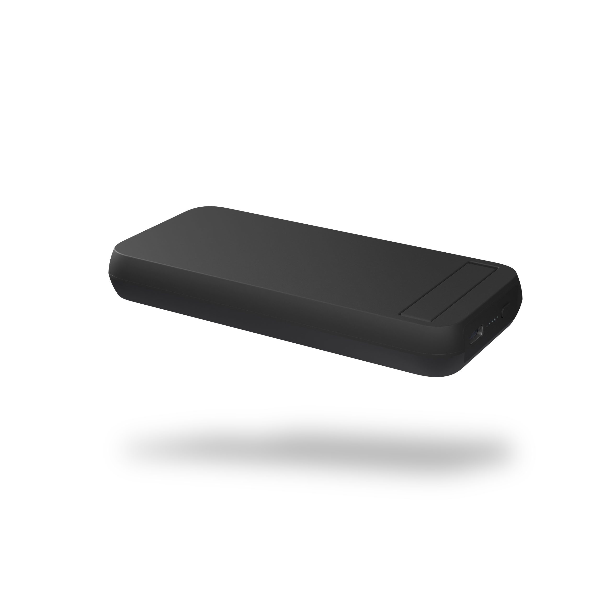 Schwarze, rechteckige Powerbank. Sie schwebt vor weißem Hintergrund.