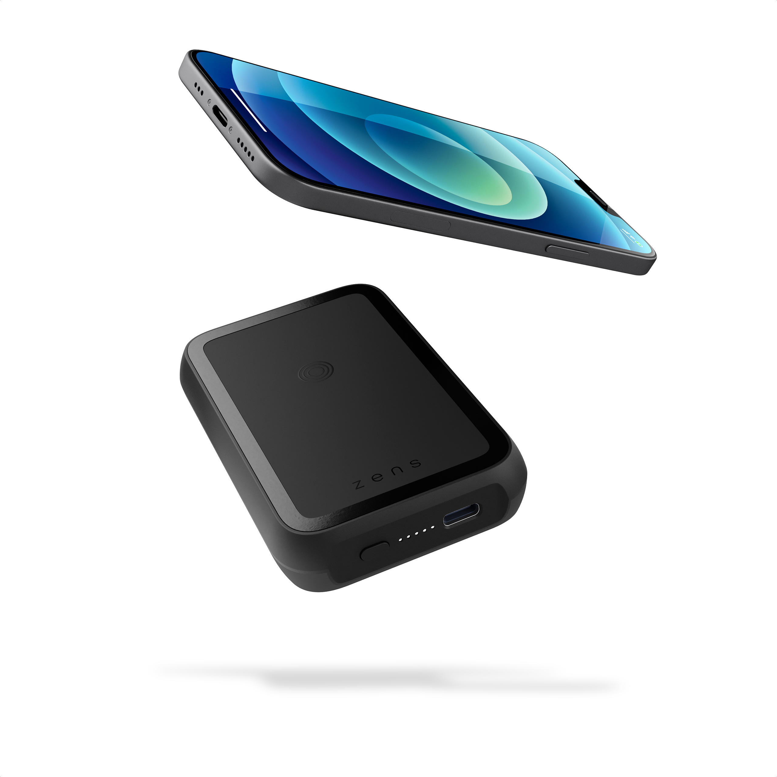 Caricabatterie wireless nero e un telefono in aria. Il telefono mostra acqua blu.