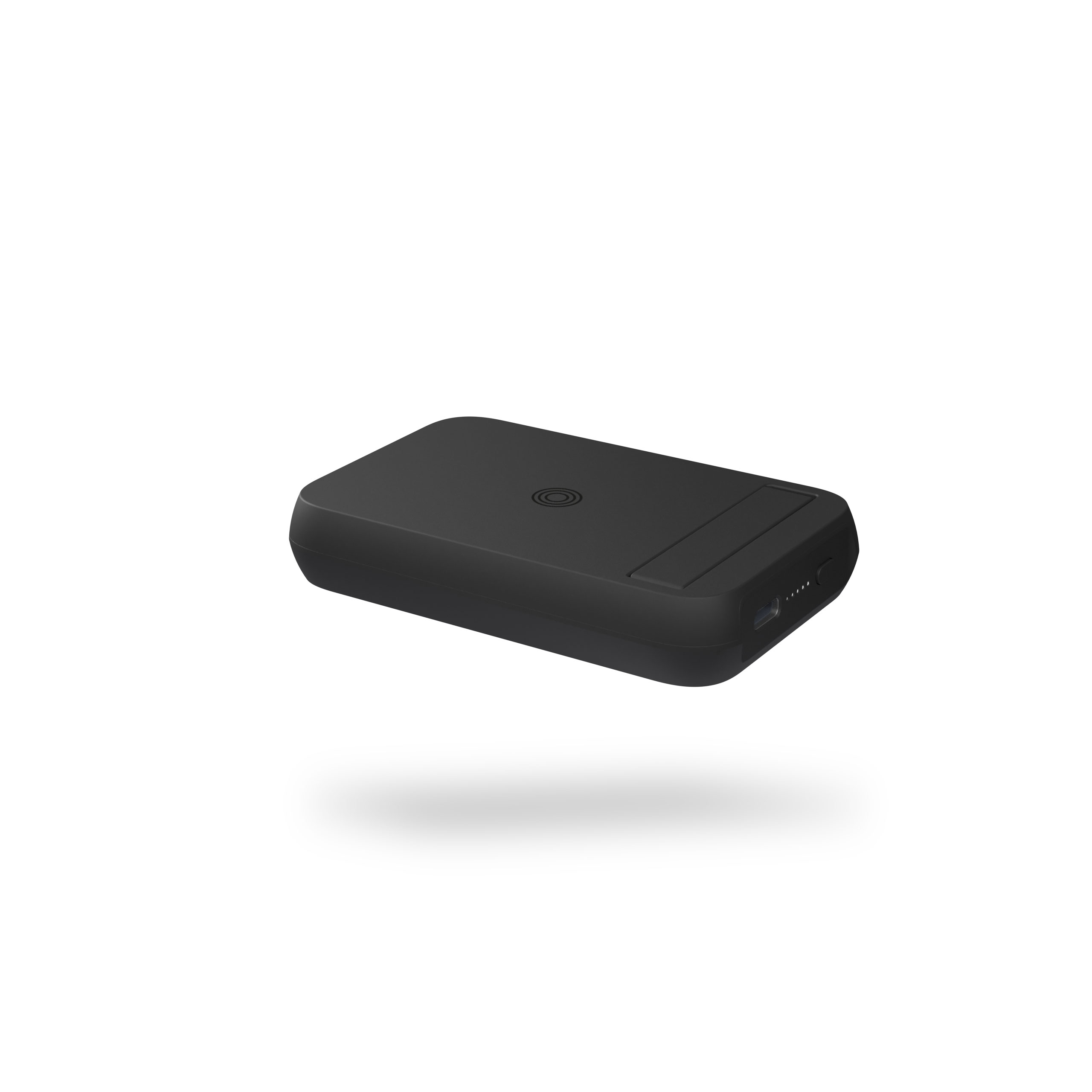 Un caricatore wireless rettangolare nero. Lo sfondo è bianco.