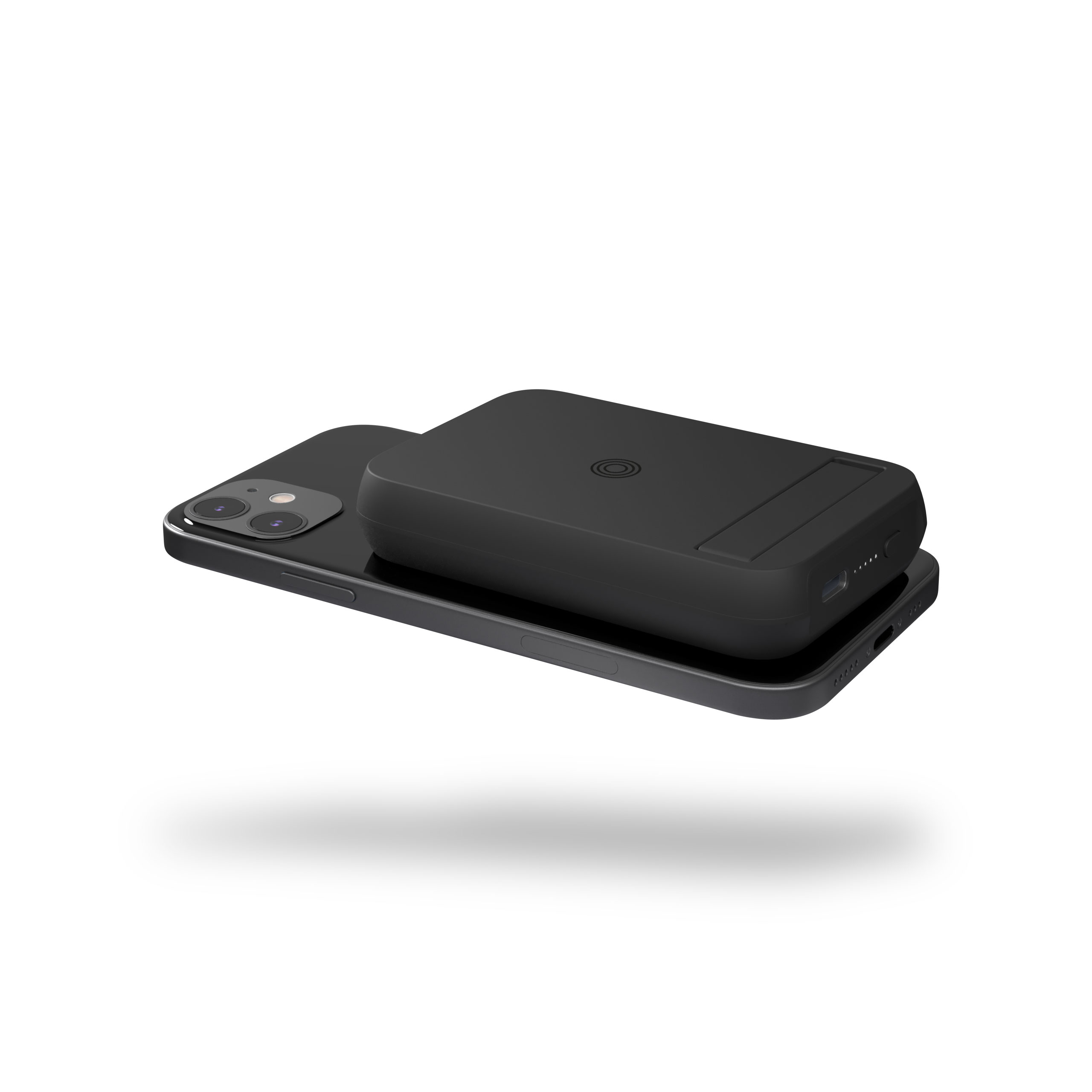 Un caricatore wireless nero sopra un telefono nero. Lo sfondo è bianco.