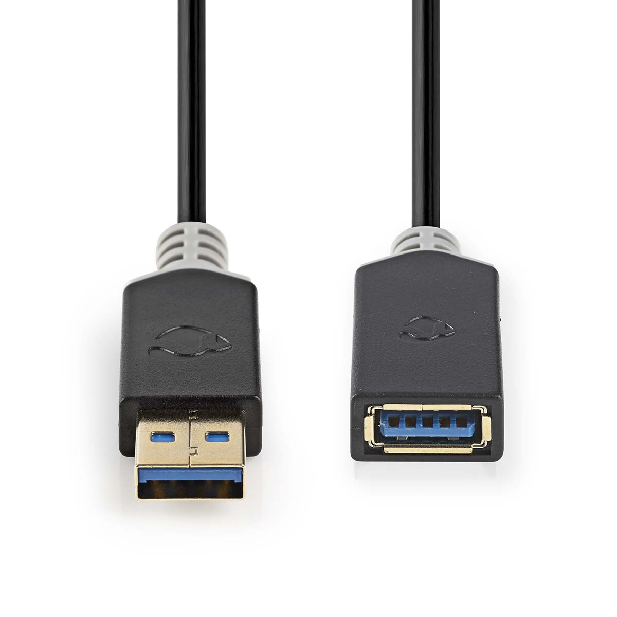 Due cavi USB 3.0 neri con connettori neri. I cavi sono affiancati su sfondo bianco.