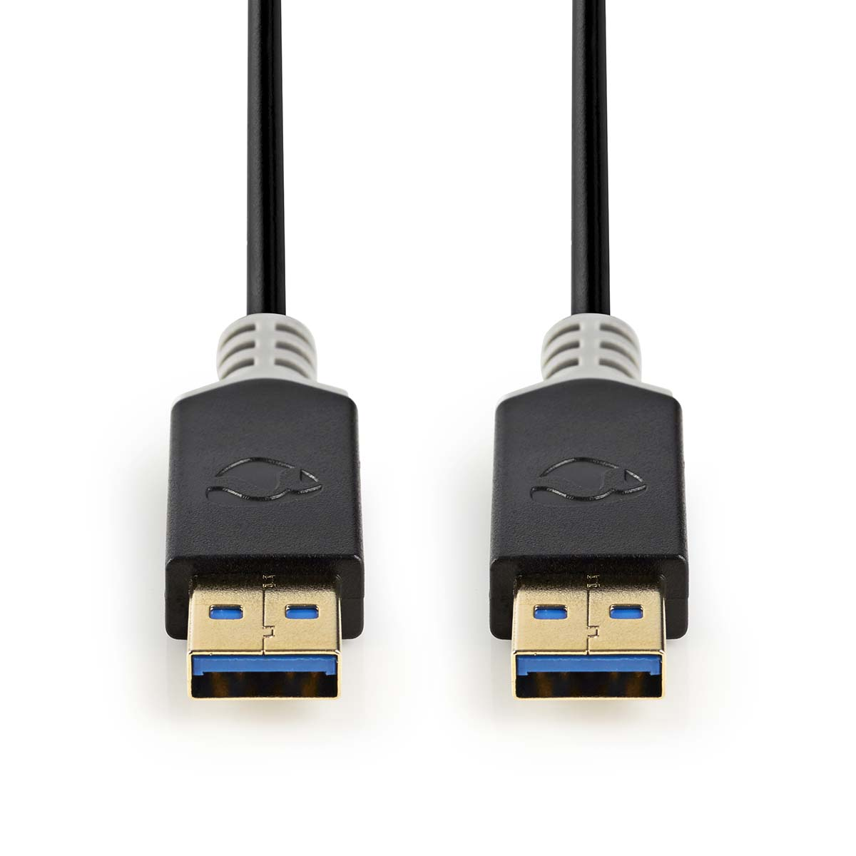 Due cavi USB neri con connettori USB 3.0 blu su una superficie bianca.