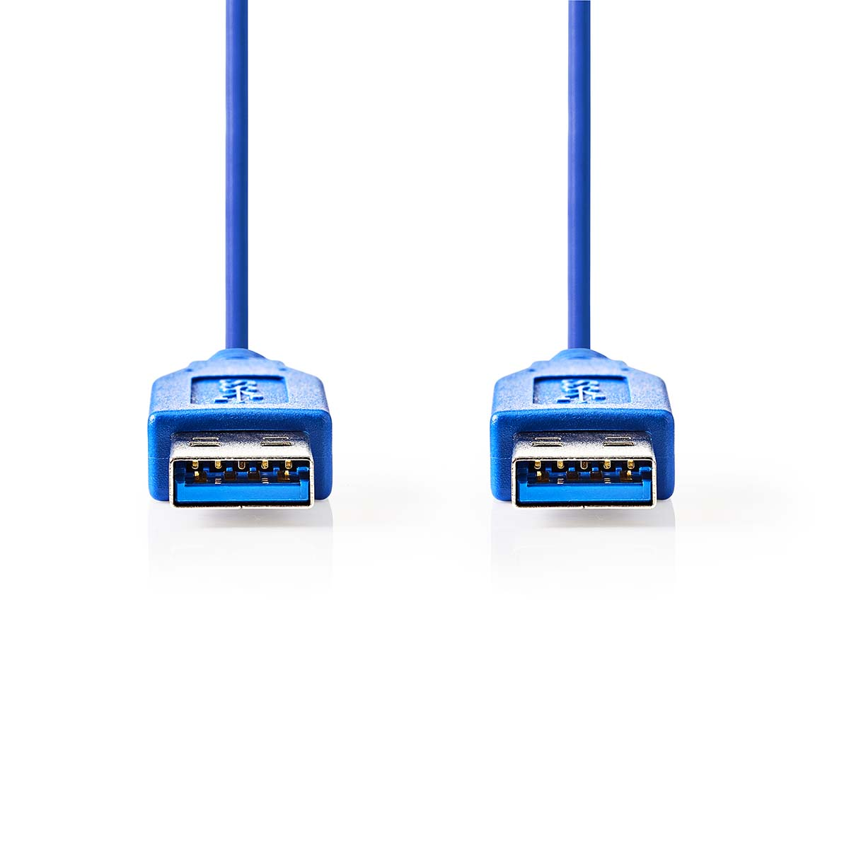 Due cavi USB 3.0 blu con connettori blu. I cavi sono affiancati su sfondo bianco.