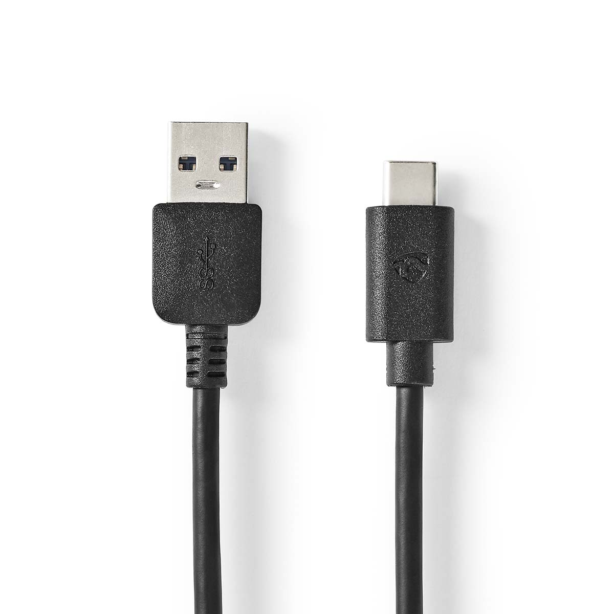 Câble USB-A vers USB-C noir. USB-A à gauche, USB-C à droite. Fond blanc.
