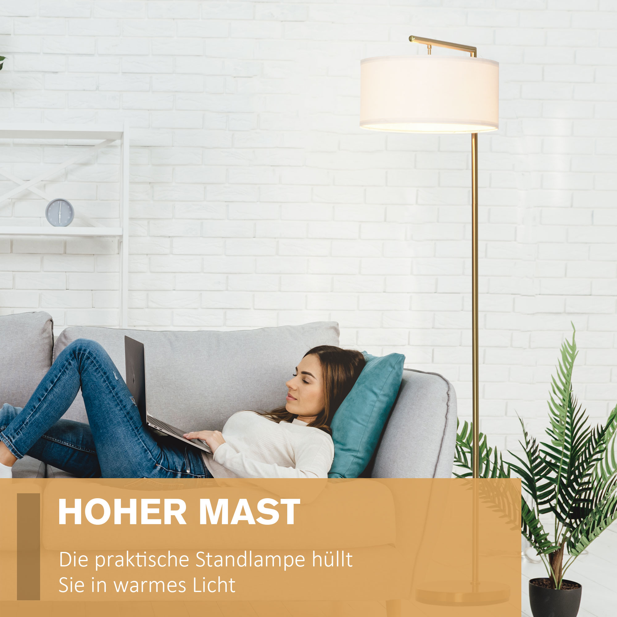 Frau auf dem Sofa, die einen Laptop benutzt. Eine Stehlampe und eine Pflanze sind im Hintergrund.