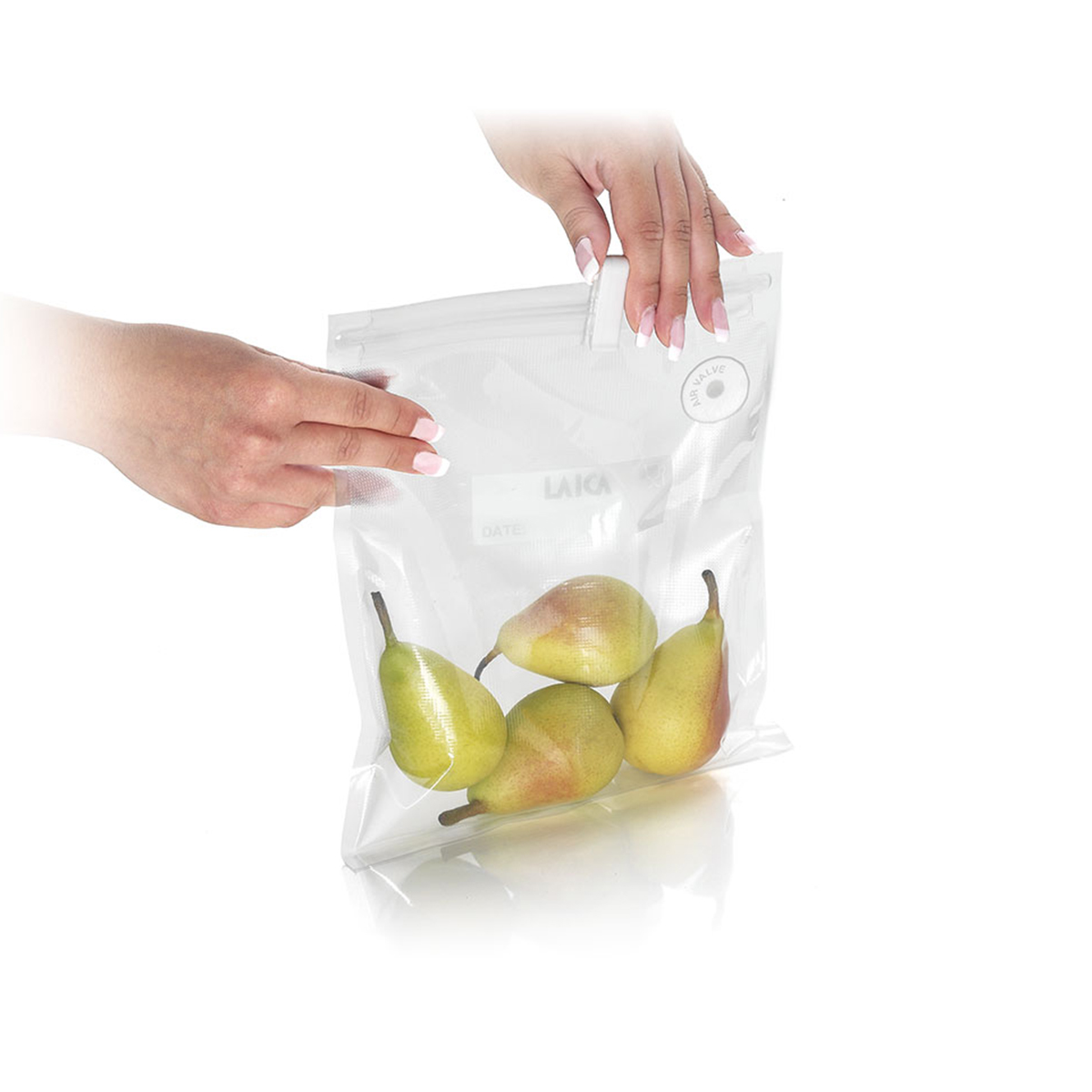 Manos sosteniendo una bolsa de plástico llena de peras, con una etiqueta 'LAICA'.