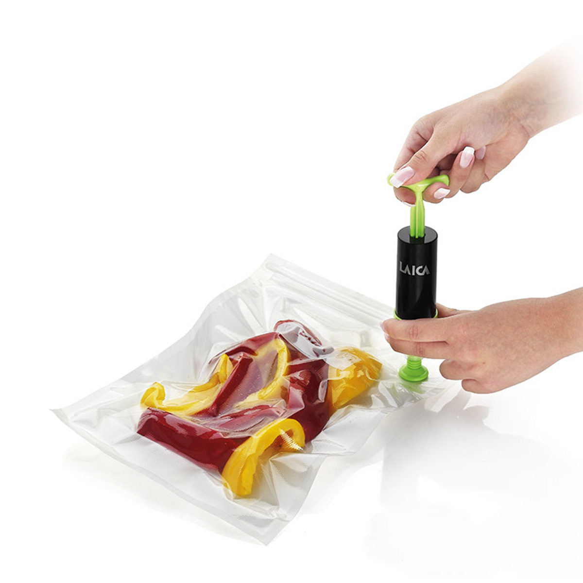 Manos usando una selladora al vacío negra para sellar pimientos en una bolsa. Fondo blanco.