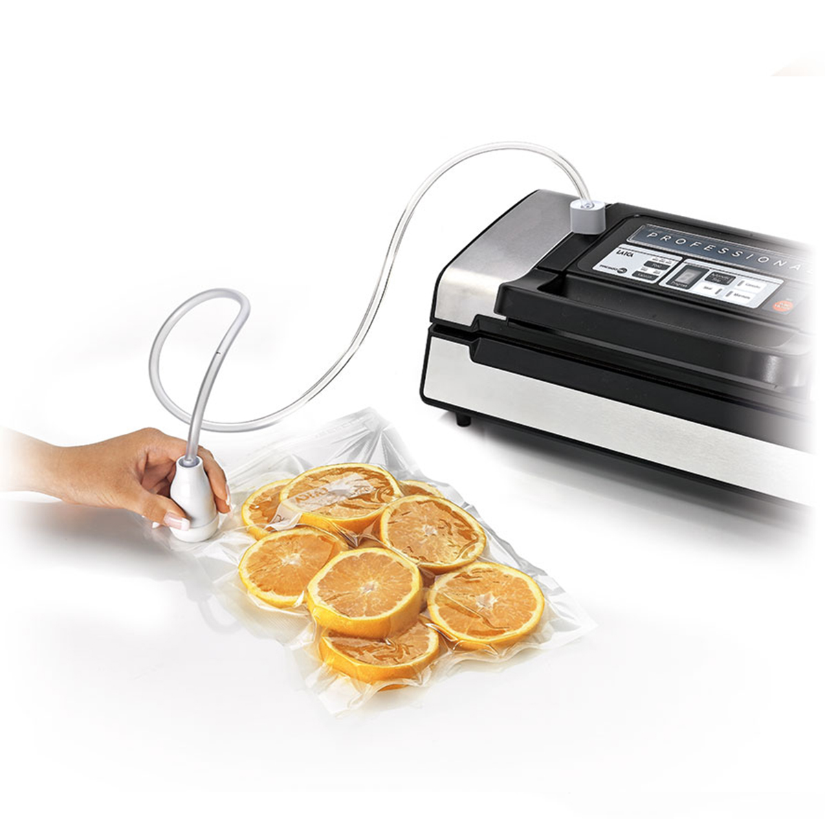 Selladora al vacío de alimentos con una bolsa de rodajas de naranja.