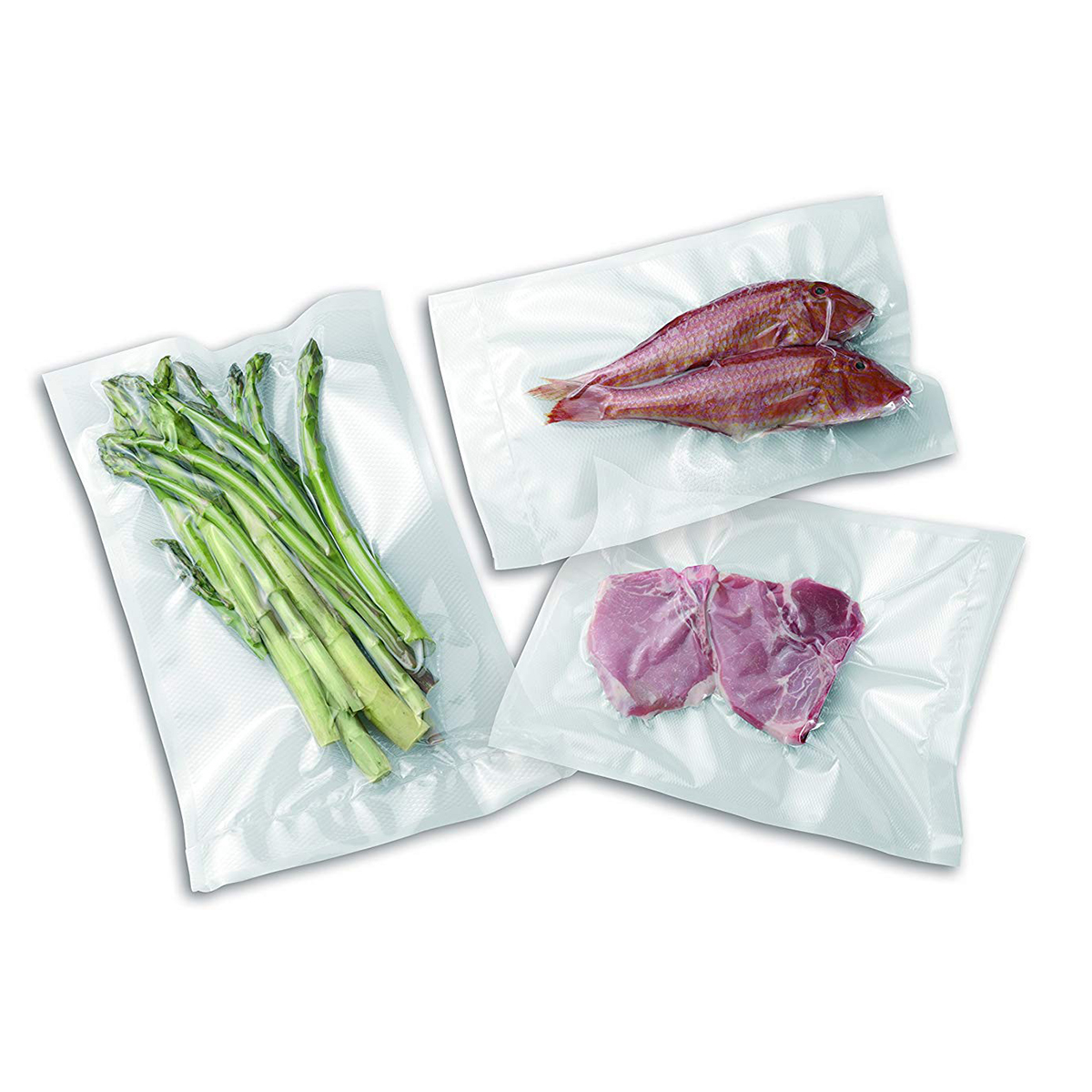 Vakuumverpackte Lebensmittel: Spargel, Fisch und Fleisch. Weißer Hintergrund.