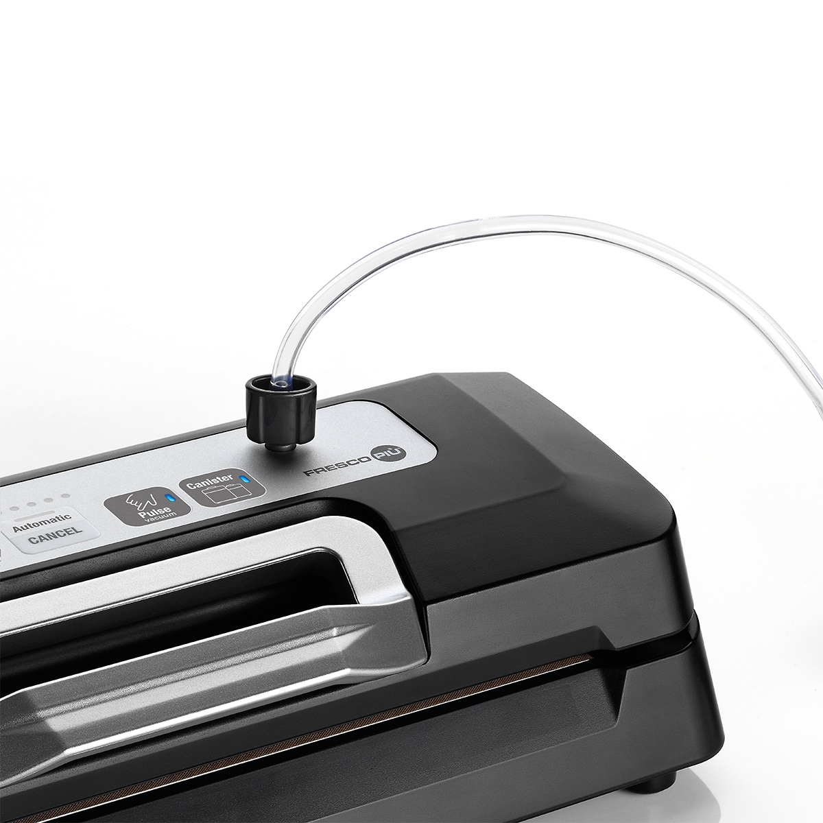 Czarna zgrzewarka próżniowa z podłączoną rurką. Białe tło.