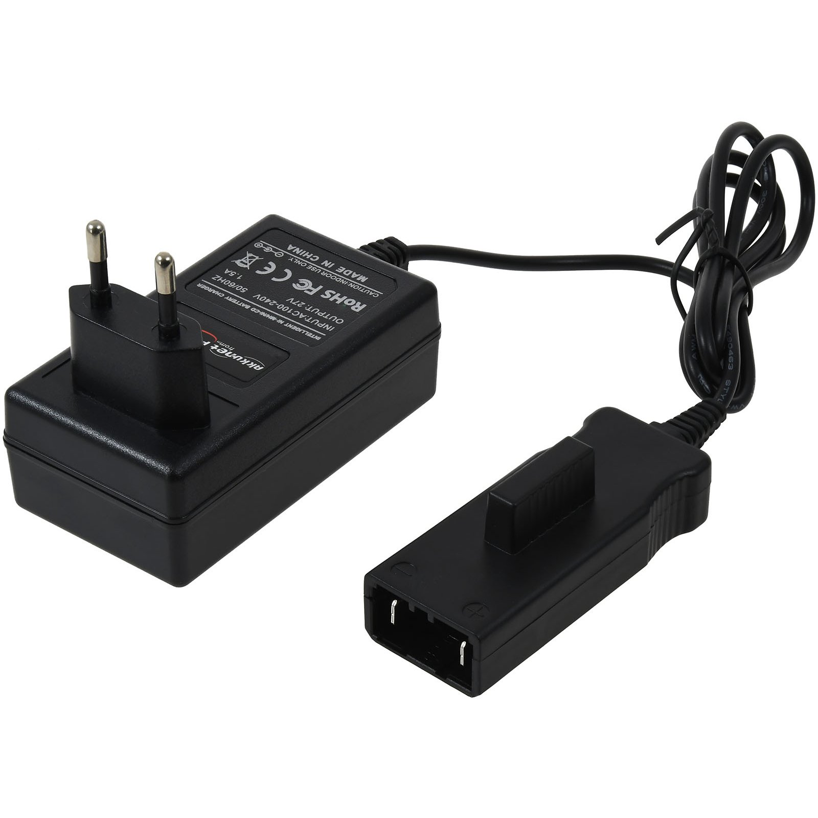 Ein schwarzes Ladegerät mit Stecker und Ladeanschluss auf weißem Hintergrund.