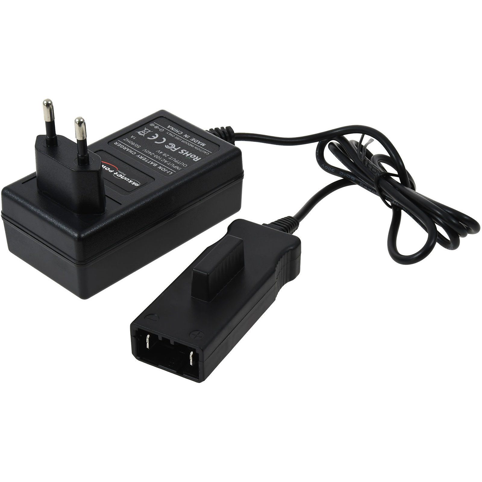Schwarzes Ladegerät mit Netzstecker und Ladeanschluss. Das Ladegerät ist vor weißem Hintergrund.