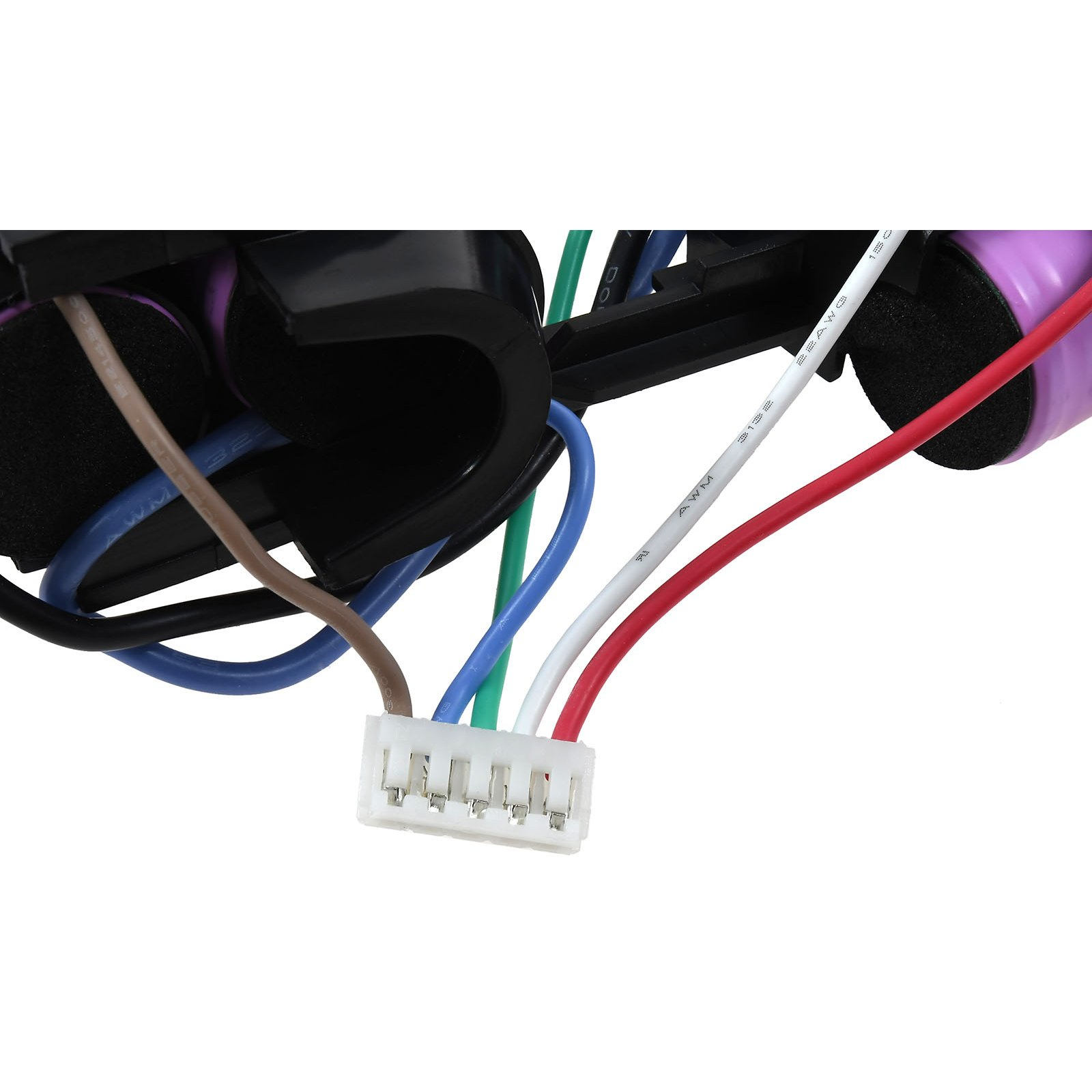 Nahaufnahme von Drähten und einem weißen Stecker für einen Akkusatz.