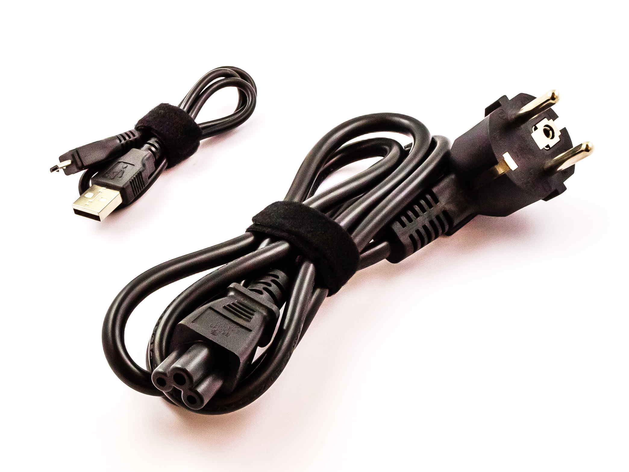Schwarze Netzkabel mit einem USB-Kabel auf weißem Hintergrund.